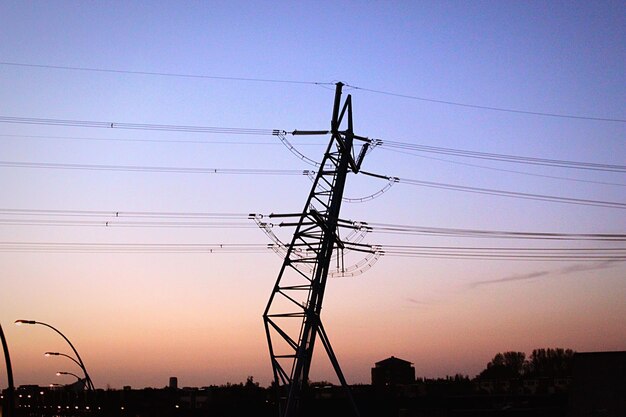 Lage hoek van de elektriciteitspylon