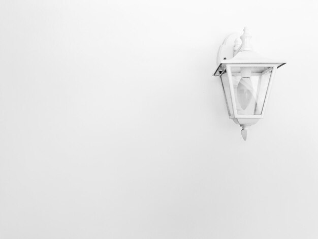 Foto lage hoek van de elektrische lamp tegen een witte achtergrond