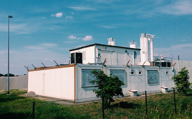 Lage hoek van de fabriek tegen de lucht