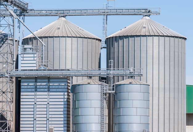 Foto lage hoek van de fabriek tegen de lucht