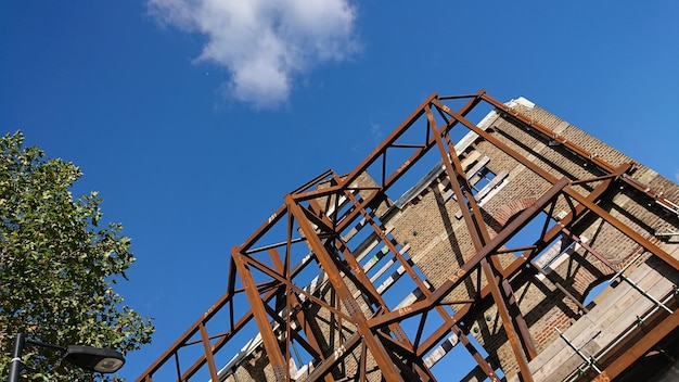 Foto lage hoek van de gebouwde structuur tegen de blauwe hemel