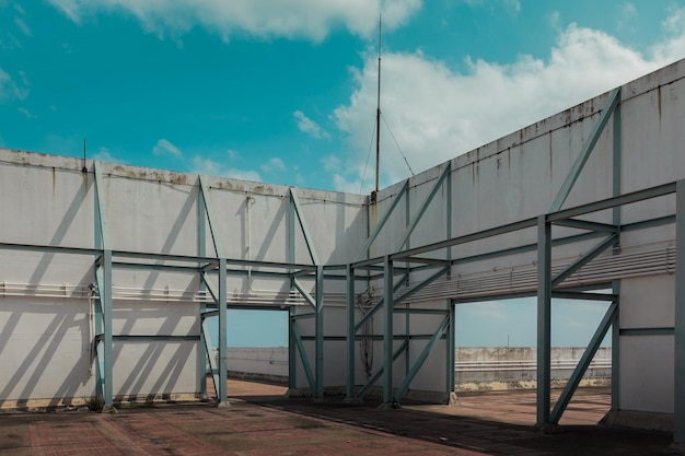 Lage hoek van de gebouwde structuur tegen de lucht