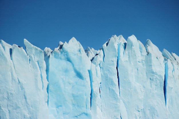 Foto lage hoek van de gletsjer tegen een heldere blauwe hemel