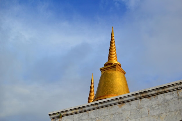Lage hoek van de gouden stupa in de tempel tegen de lucht