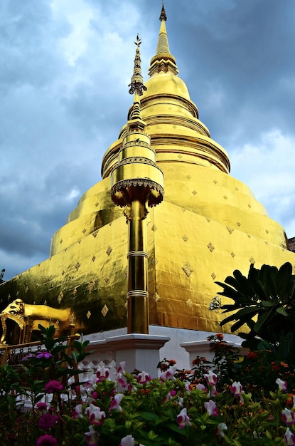 Lage hoek van de gouden stupa tegen de lucht