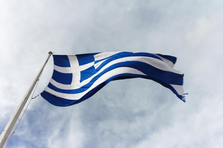 Foto lage hoek van de griekse vlag tegen de hemel
