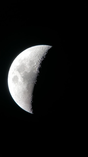 Foto lage hoek van de halve maan in een heldere hemel's nachts