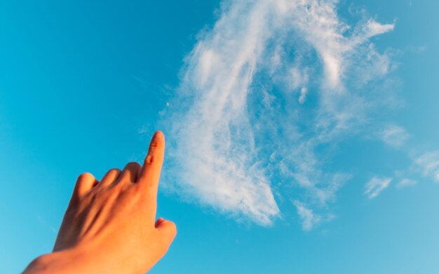 Lage hoek van de hand tegen de lucht