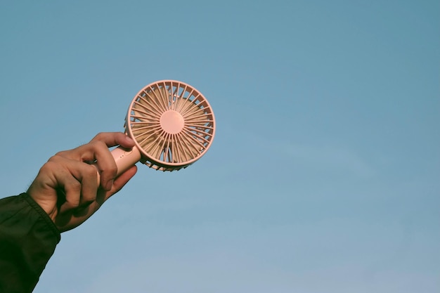 Foto lage hoek van de hand van de persoon tegen een heldere lucht