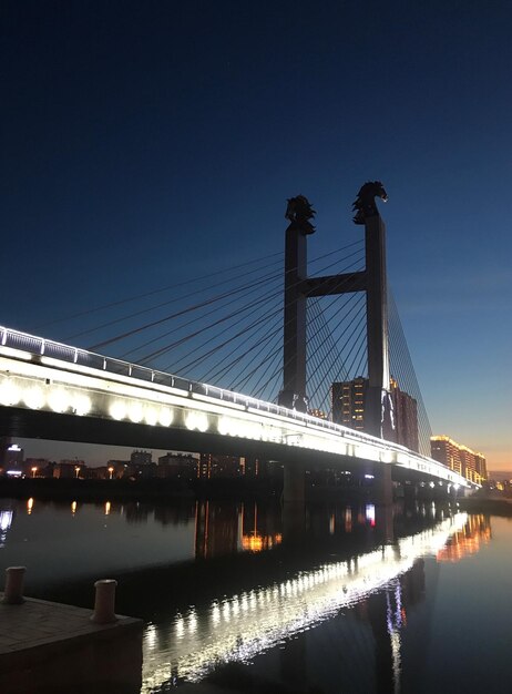 Foto lage hoek van de hangbrug's nachts