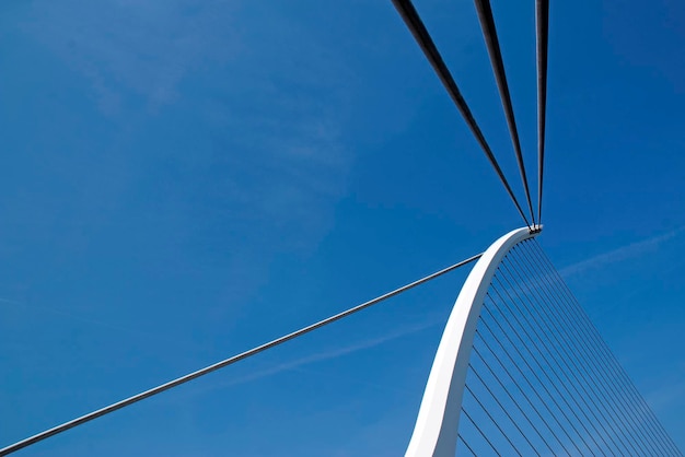 Lage hoek van de hangbrug tegen een heldere blauwe lucht