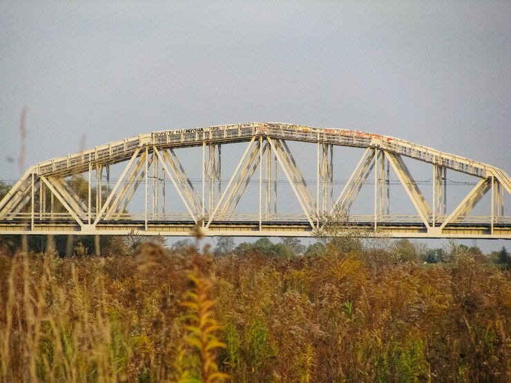 Foto lage hoek van de hangbrug tegen een heldere lucht