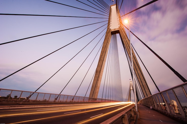 Foto lage hoek van de hangbrug