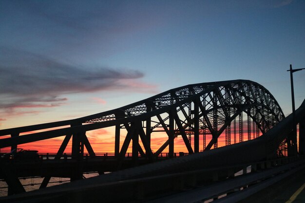 Foto lage hoek van de hangbrug