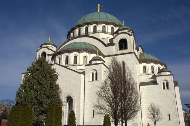 Lage hoek van de heilige Sava-tempel in Belgrado tegen de lucht