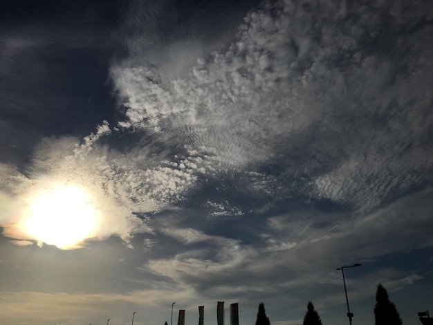 Foto lage hoek van de hemel bij zonsondergang