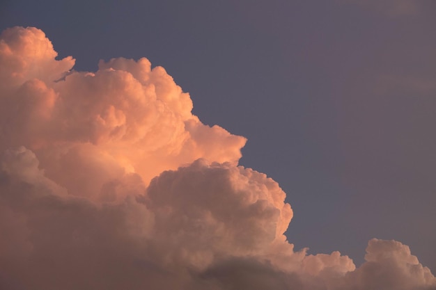 Foto lage hoek van de hemel bij zonsondergang