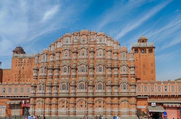 Foto lage hoek van de historische hawa mahal tegen de lucht