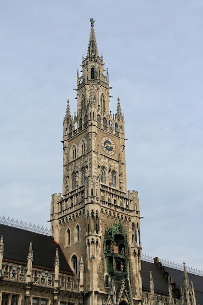 Foto lage hoek van de historische kerk tegen de lucht