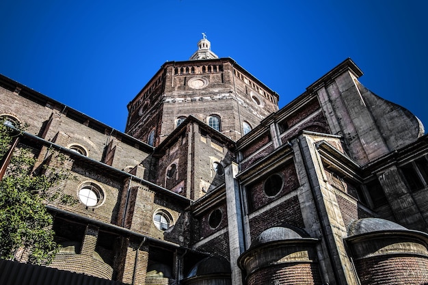 Lage hoek van de historische kerk tegen een heldere blauwe lucht