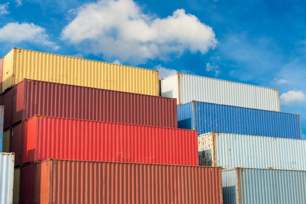 Lage hoek van de industrie tegen een blauwe hemel