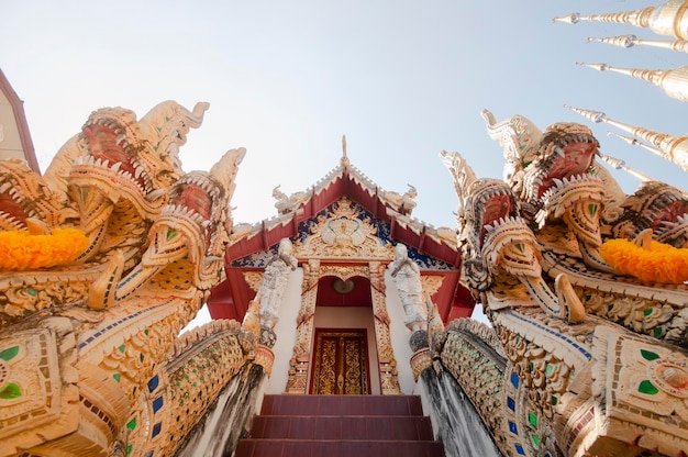 Lage hoek van de ingang van de tempel tegen de lucht