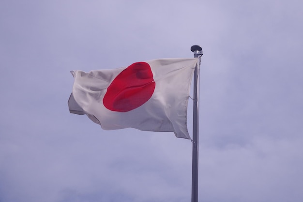 Lage hoek van de Japanse vlag tegen de lucht
