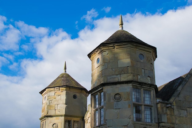 Lage hoek van de kathedraal tegen de hemel