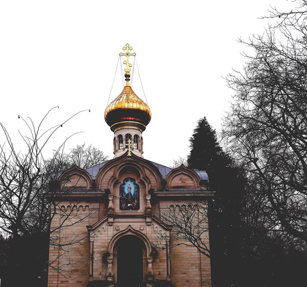 Lage hoek van de kathedraal tegen een heldere lucht