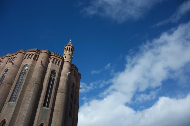 Lage hoek van de kathedraal van Albi tegen de lucht
