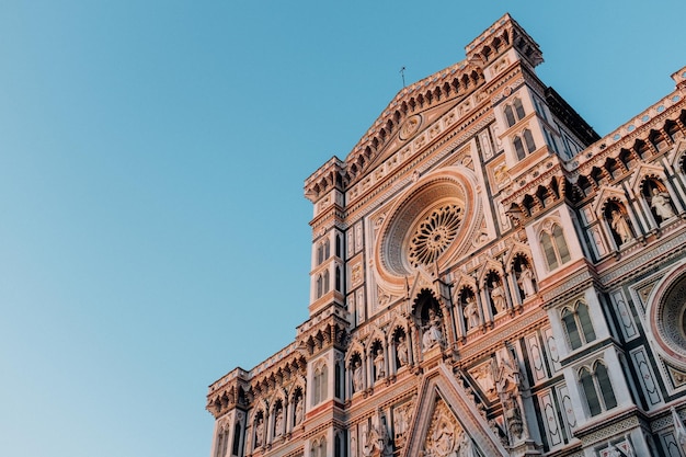 Lage hoek van de kathedraal van Florence tegen een heldere blauwe lucht