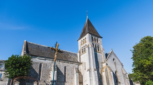 Foto lage hoek van de kerk tegen de blauwe hemel