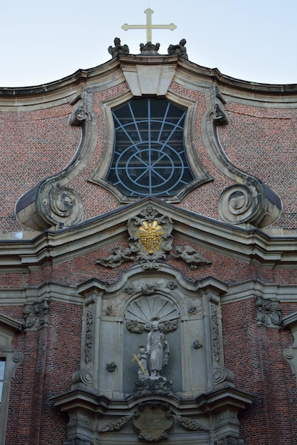 Lage hoek van de kerk tegen de blauwe hemel.