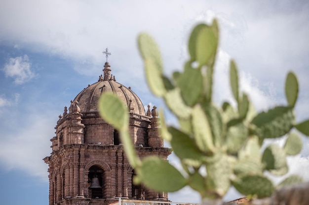 Foto lage hoek van de kerk tegen de hemel cusco