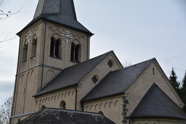 Lage hoek van de kerk tegen de hemel