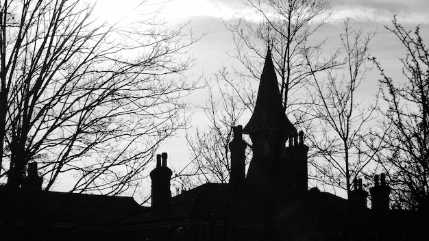 Lage hoek van de kerk tegen de hemel