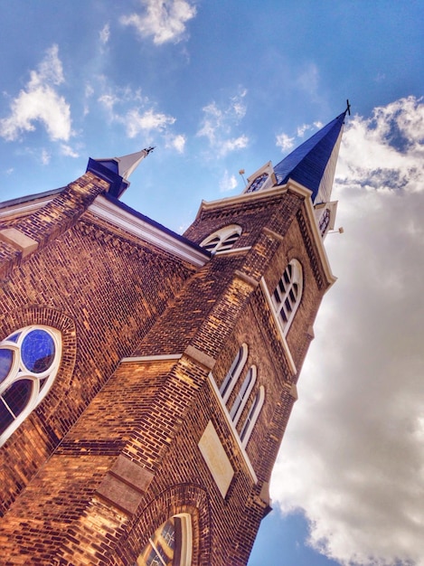 Foto lage hoek van de kerk tegen de hemel