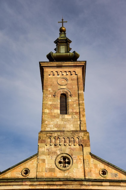 Lage hoek van de kerk tegen de hemel