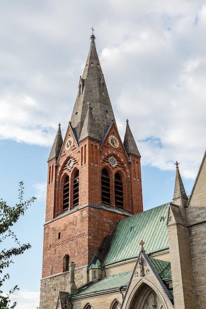 Foto lage hoek van de kerk tegen de lucht