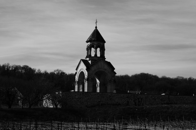 Foto lage hoek van de kerk tegen de lucht