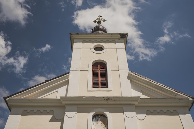 Lage hoek van de kerk tegen de lucht