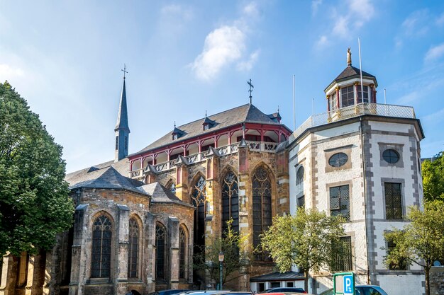 Lage hoek van de kerk tegen de lucht