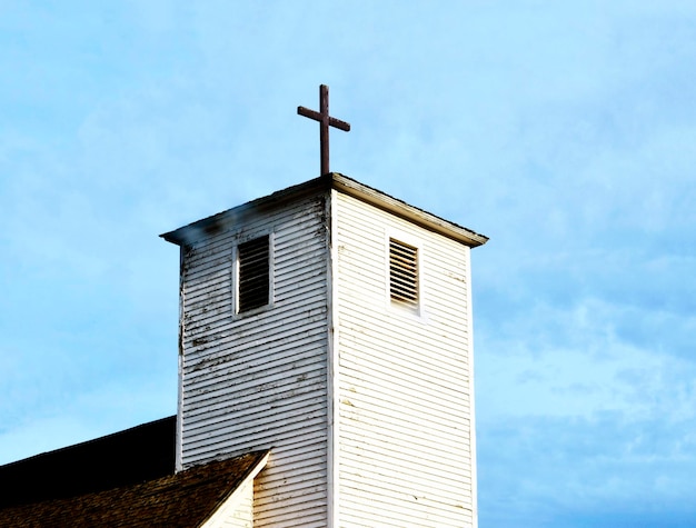 Foto lage hoek van de kerk tegen de lucht