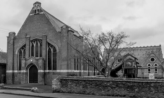 Foto lage hoek van de kerk tegen de lucht