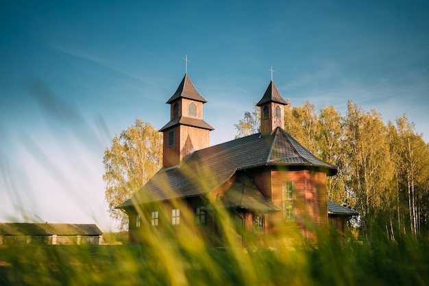 Lage hoek van de kerk tegen de lucht