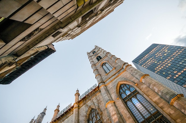 Lage hoek van de kerk tegen de lucht