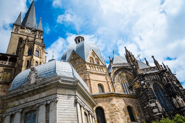 Lage hoek van de kerk tegen de lucht