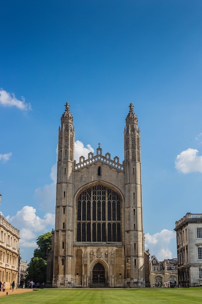 Lage hoek van de kerk tegen de lucht