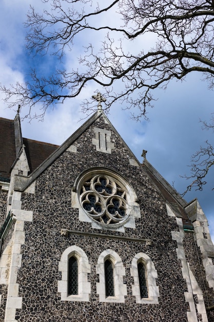 Foto lage hoek van de kerk tegen de lucht