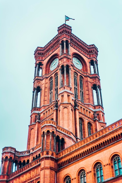 Lage hoek van de kerk tegen de lucht